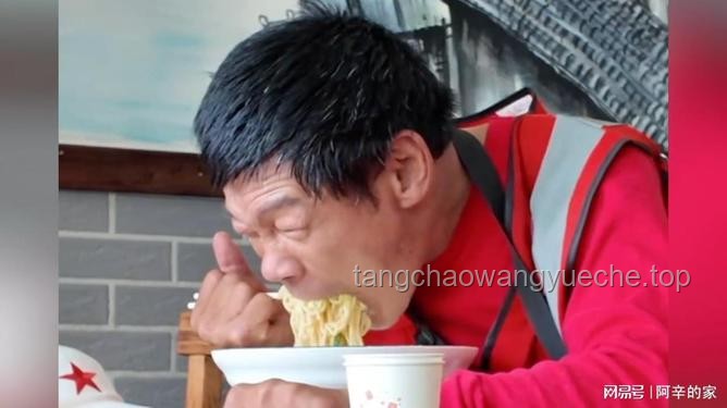 扭曲的身躯与耀眼之光：青岛报纸哥孙大帅的多元形象对比分析